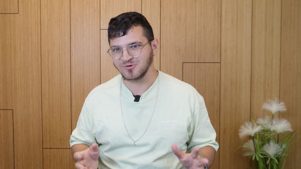 מרצה מדבר אל המצלמה ברקע עץ: פריים מקורס דיגיטלי