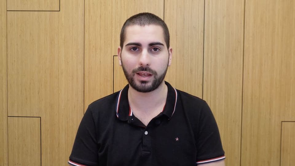 מרצה מדבר ישר למצלמה: פריים מקורס דיגיטלי