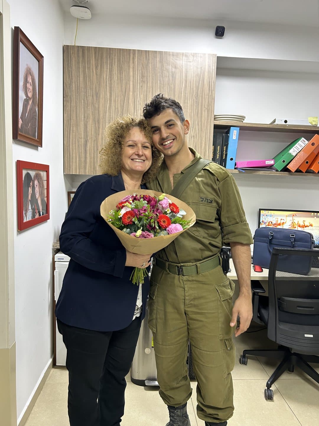 אלון גבאי במדים ואמא שלו, דורית, עם זר פרחים