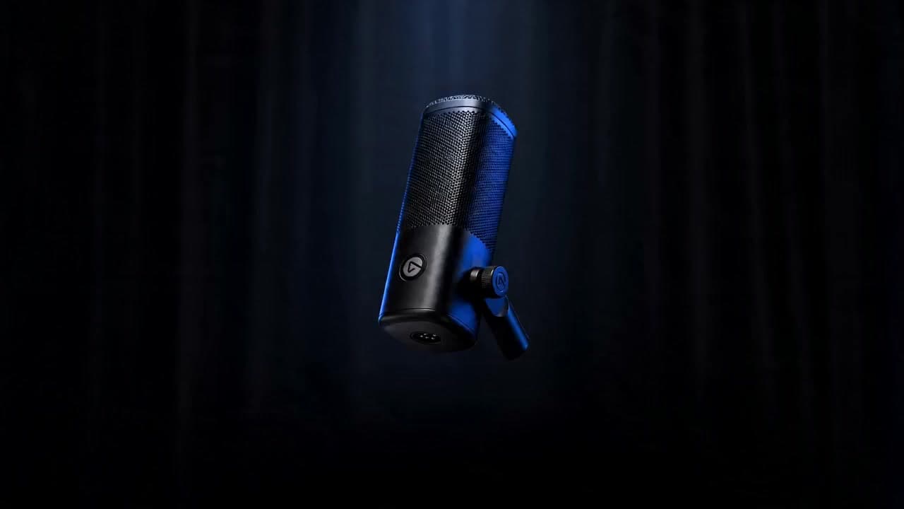 מיקרופון Elgato דינמי על שולחן ההקלטה בבונקר